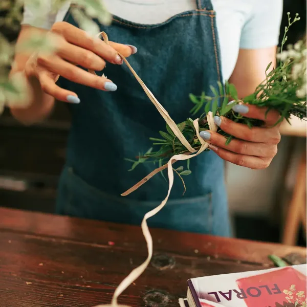 florist-s-hand-making-bunch-flowers 1
